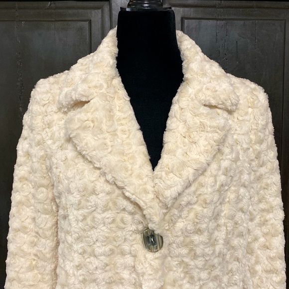 Me Jane rose petals Faux fur off wht jacket - Size Medium - Picture 4 of 10